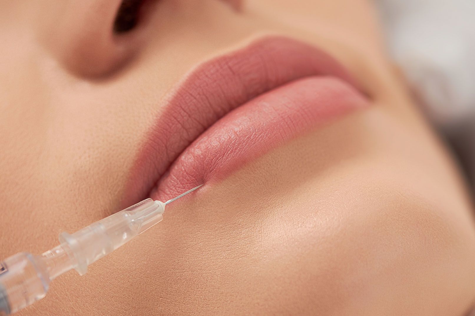 procedure lip augmentation young beautiful woman درمان دیابت نوع ۲